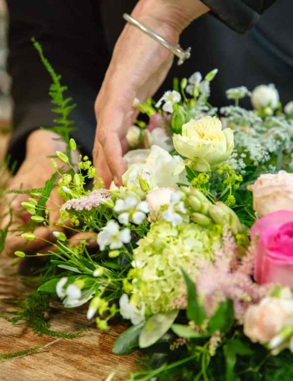 Εντυπωσιακή ανθοσύνθεση με τριαντάφυλλα - Ανθοπωλείο Ρωξάνα